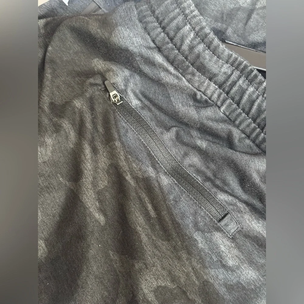 Vuori Men's Dark Camo Joggers